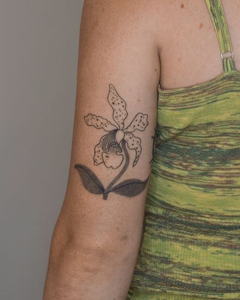 Beautiful handpoke tattoo by our resident artist @fuegoesinicio 🌷 Fuego has a little bit of space left for August - follow the link in our bio to book your appointment 💌 Peeled Orange Tattoo, Peeled Orange, Orange Tattoo, Handpoke Tattoo, Book Your Appointment, Orange Peel, Tattoos, Orange, Quick Saves