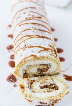 This Apple Pie Cake Roll recipe is just wonderful with a vanilla cake recipe, filled with whipped mascarpone filling and apple pie filling | #cakeroll Whipped Mascarpone, 15 Cake, Mascarpone Filling, Apple Pie Cake, Cake Roll Recipes, Apple Pie Filling, Roll Recipes, Vanilla Cake Recipe, Roll Recipe