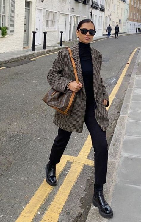 Cozy Fall Outfits Aesthetic 2023, London Business Casual Women, Monochromatic Outfit Work Wear, Emitaz Outfits Winter, Loose Fitting Business Casual, Dressy Causal Outfits Women, Work Casual Winter Outfit, Causal Work Outfits For Women Winter, February Outfit Ideas Winter