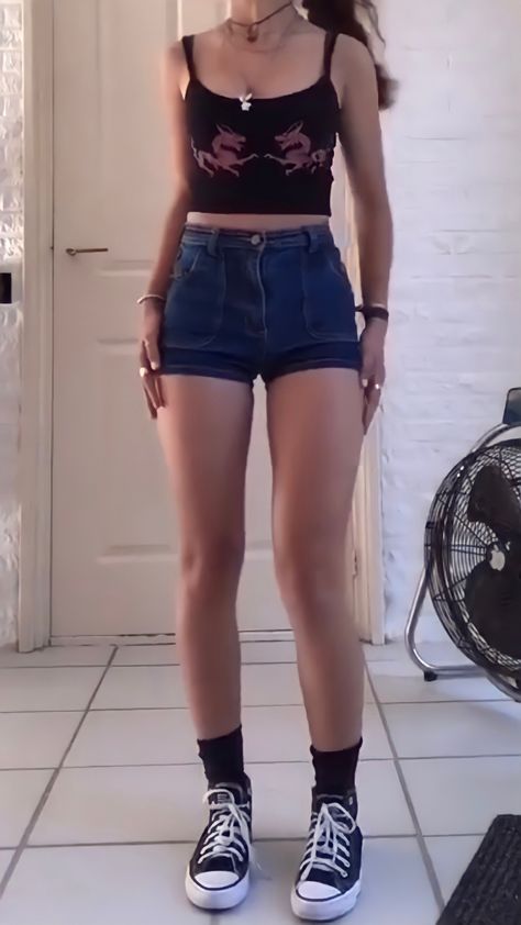 Summer Alt Outfits Shorts, Grunge Outfits With Shorts, Short Shorts Outfit Baddie, Tight Shorts Outfit, Low Waisted Jeans Y2k, Shorts Outfits Aesthetic, Black Y2k Outfits, Grunge Closet, Outfits 2000s Style