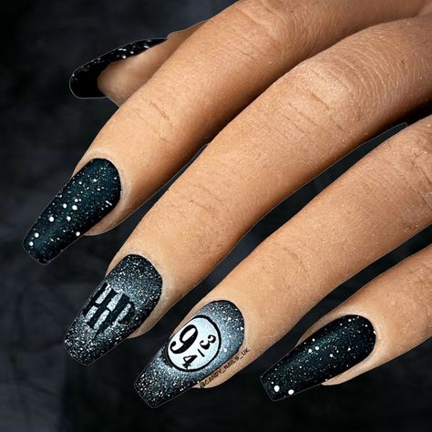 Universal Nail Ideas, Harry Potter Gel Nails, Harry Potter Nails Acrylic, Harry Potter Acrylic Nails, Slytherin Nail Art, Simple Harry Potter Nails, Hogwarts Nails, Harry Potter Inspired Nails, Hp Nails