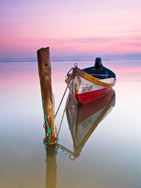 Boat Sketch, Reflection Pictures, Navi A Vela, Row Boats, Old Boats, Boat Art, Boat Painting, Body Of Water, Water Reflections