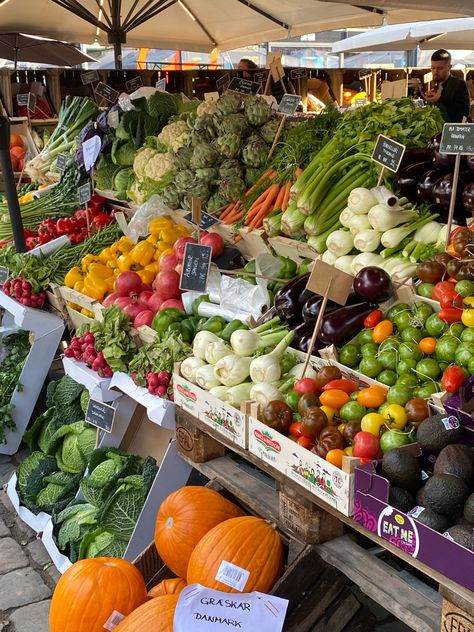 Vegetable Market Aesthetic, Fruit Farmers Market Aesthetic, Food Markets Aesthetic, Black Farmers Market, Farmers Market Vision Board, Fresh Food Market Aesthetic, Fresh Fruit Market, Fresh Fruit And Vegetables Aesthetic, Colorful Fruits And Vegetables