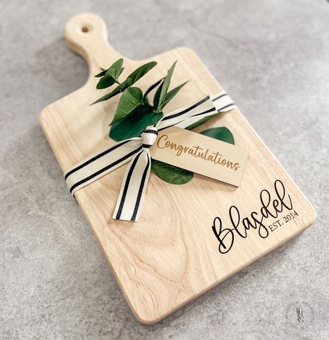 Cheese Board Engraving Ideas, Engraved Cheese Board, Engraved Wedding Gifts, Wooden Serving Boards, Laser Cut Wood Crafts, Board Wedding, New Couple, Wooden Tags, Cheese Serving