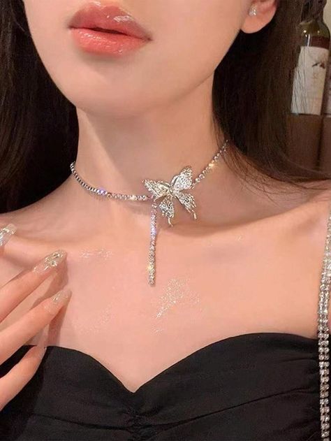 1pc Japanese And Korean Style Minimalist Butterfly Pendant Necklace With Rhinestone | SHEIN USA Korean Jewelry Earrings, Korean Style Minimalist, Korean Jewellery, Stylish Jewelry Accessories, Minimalist Butterfly, 2008 Fashion, Bridal Necklace Designs, Pretty Jewelry Necklaces, Vintage Jewelry Sets