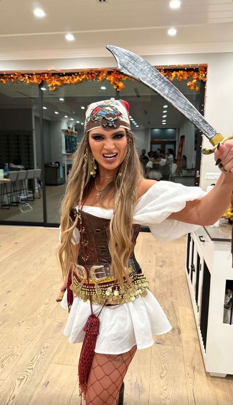 Pirate Dress Up Women, Pirate Fancy Dress Women, Jack Sparrow Halloween Costume Female, Pirates Of The Caribbean Costumes Women, Pirates Outfit Female, Jack Sparrow Costume Women, Pirate Outfit Female, Female Costume Ideas, Jack Sparrow Halloween Costume