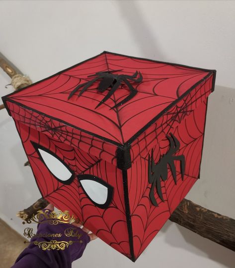 Marvel Present Ideas, Spiderman Presents, Spider Man Gifts For Boyfriend, Anime Gift Ideas For Him, Caja Aesthetic, Cajas Aesthetic, Spiderman Gifts For Boyfriend, Regalo Aesthetic, Ideas De Regalos Aesthetic