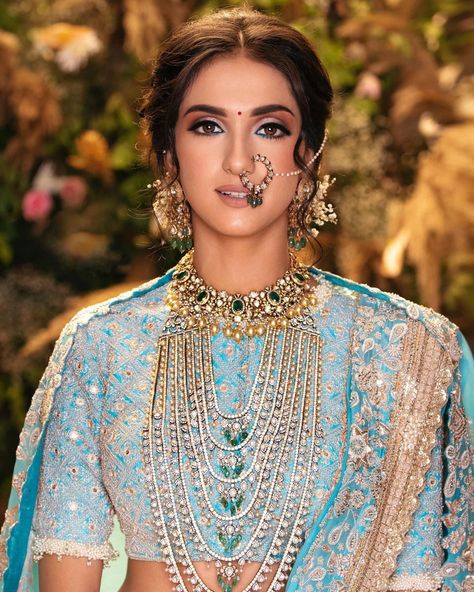 Makeup Subtle, Haldi Bride, Indian Bridal Look, Antique Necklace Gold, Indian Bride Makeup, Bridal Jewellery Inspiration, Indian Outfits Lehenga, Indian Bride Outfits, Anamika Khanna