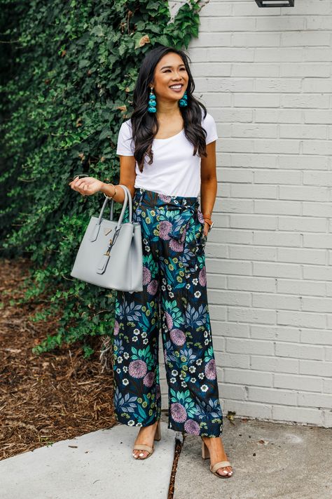 Blogger Hoang-Kim styles a pair of silk wide-leg pants with teal feather earrings Pants Outfit Ideas For Women, Silk Pants Outfit, Floral Pants Outfit, Floral Wide Leg Pants, Pants Outfit Ideas, Statement Pants, Wide Leg Pants Outfit, Silk Wide Leg Pants, Wide Leg Pants Outfits