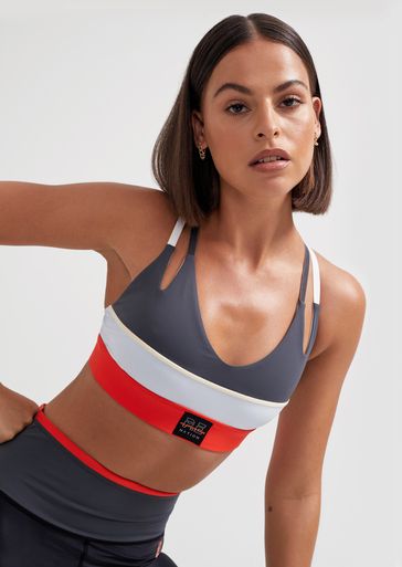 Shop the Jump Shot Sports Bra in Charcoal comes as part of the Work It Downtown Collection. A peerless performance crop made from premium recycled fabrication, the Jump Shot Sports Bra features a low scoop neckline balanced by a reinforced waistband for support on the move. Colour blocking stays true to P.E Nation’s signature aesthetic, while cross over elastic shoulder straps give the top an elegant look and ultra-comfortable feel. Pair it with the Jump Shot Legging for a complete training ... Sports Wear Fashion, Activewear Trends, P E Nation, Pe Nation, Colour Blocking, Sports Luxe, Gym Tops, Activewear Fashion, Athleisure Wear