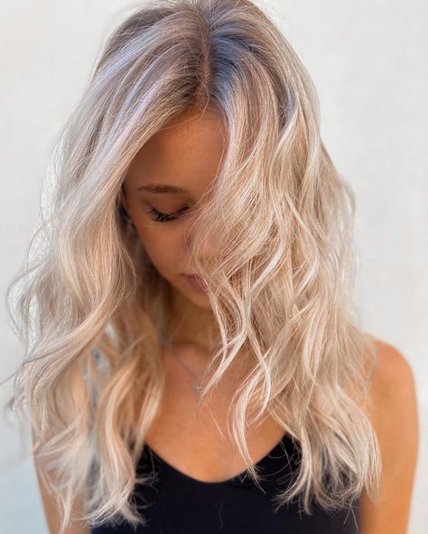 Platinum blonde hair with shadow root Platinum Blonde Blended Roots, All Over Blonde With Shadow Root, Platinum Blonde With Shadow Root, Blended Roots, Blonde With Shadow Root, Shadow Roots, Root Shadow, Hair Shadow, Creamy Blonde