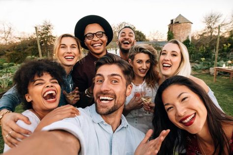 Best Group Photo Ideas for Family, Friends, and Large Groups Photoshoots Posing Tips, Tumblr, Group Picture Poses, Best Friend Poses, Group Photography, Fun Group, Positive People, Photoshop Overlays, Group Pictures