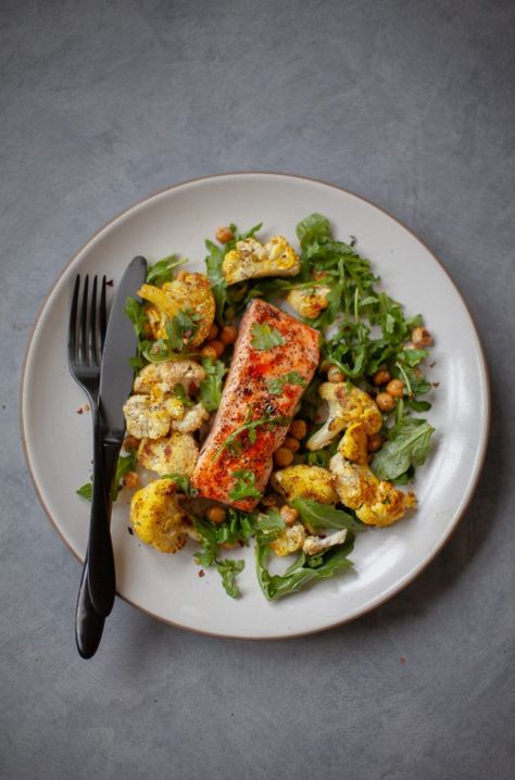 These 15 Easy Dinner Recipes Check the Healthy AND Delicious Boxes Cauliflower Greens, Broiled Salmon Recipes, Fresh Dinner Ideas, Cauliflower And Chickpea Curry, Boozy Recipes, Curried Cauliflower, Crispy Fish, Salmon Spinach, Broiled Salmon