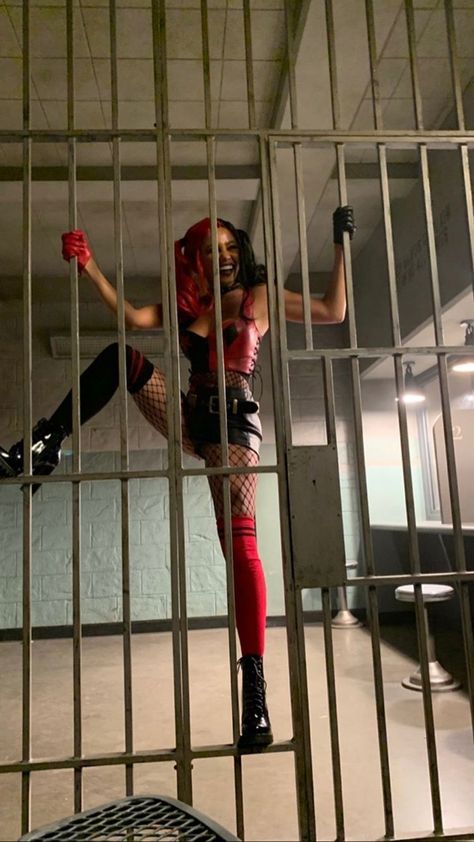 vanessa morgan on set Harley Quinn Black And Red Costume, Red Harley Quinn, Harley Quinn Kostüm, Cheryl Bombshell, Harley Quinn Disfraz, Harley Costume, Harleen Quinn, Harley Quinn Halloween Costume, Toni Topaz