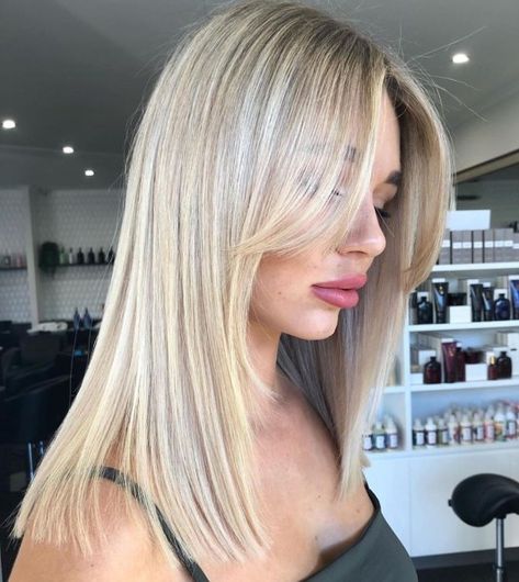 Long Hair with Long Side Bangs Long Side Bangs, Layered Haircuts With Bangs, Bangs With Medium Hair, Blonde Hair Inspiration, Fringe Hairstyles, Haircuts Straight Hair, Trendy Haircuts, Long Wavy Hair, Short Hair With Bangs