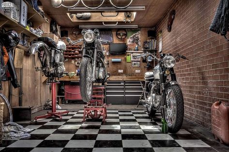 Casa Garage, Man Garage, Motorcycle Workshop, Garage Atelier, Cool Garages, Garage Style, Old Garage, Motorcycle Shop, Motorcycle Garage