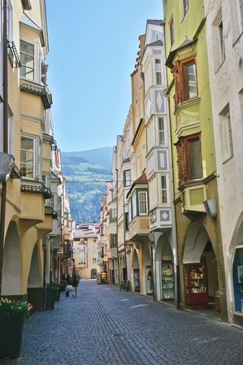 What to see in Brixen, the most ancient town in South Tyrol South Tyrol Italy, Brixen Italy, 2023 Vibes, South Italy, Airbnb Promotion, Colorful Houses, South Tyrol, Italy Aesthetic, Beautiful Streets