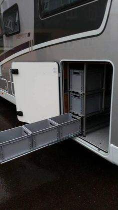 Rangement Caravaning, Husbil Makeover, Astuces Camping-car, Camper Trailer Remodel, Camper Organization, Rv Camping Tips, Camper Hacks, Rv Organization, Travel Trailer Camping