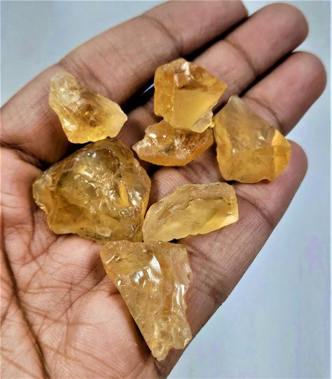 Citrine Crystal Aesthetic, Solar Plexus Chakra Healing, Crystal Girl, Pretty Crystals, Yellow Crystals, Raw Citrine, Lapis Lazuli Crystal, Chakra Healing Crystals, Energy Bracelets