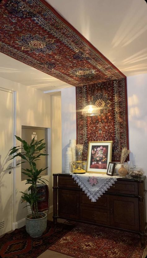 Arab Apartment Decor, Persian Inspired Decor, Persian Rug Interior, Pakistani Home Decor, Persian House, Pakistani Furniture, Persian Home Decor, Persian Decor, Small Couch