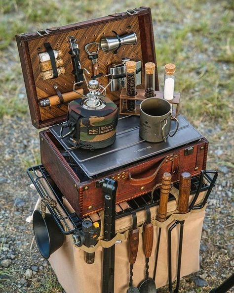 Cafe Lifestyle, Nomadic Living, Camping Chuck Box, Camping Gear Diy, Wood Working Projects, Chuck Box, Camping Box, Jeep Camping, Camping Inspiration