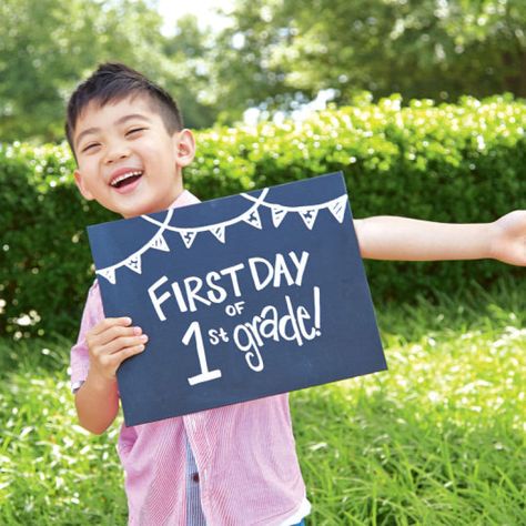 1st Day Of School Pictures, First Day Of 1st Grade, First Day Of School Pictures, Back To School Pictures, First Day Of School Sign, School Chalkboard, School Portraits, Classroom Teacher, Chalkboard Sign