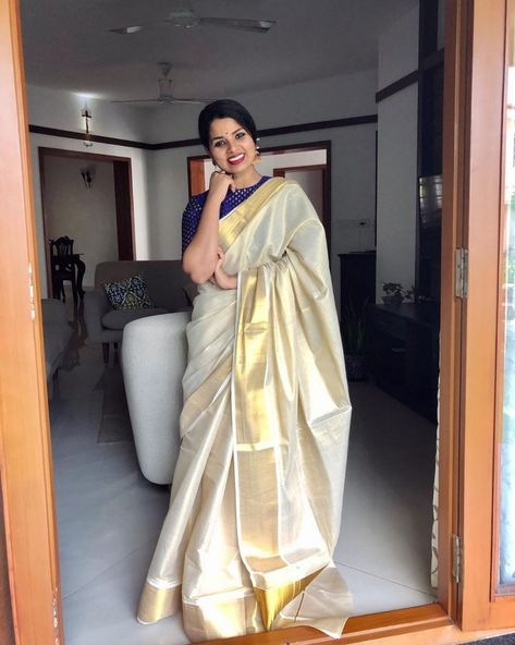 Silk Saree Styling, Latest Party Wear Saree, Kerala Traditional Saree, Kerala Saree Blouse, Onam Outfits, Elegant Shirt Dress, Onam Saree, Off White Saree, Saree Styling