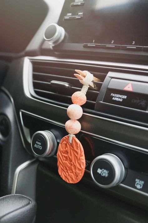 Diffusing essential oils in the car Macrame Car Air Freshener Diy, Air Dry Clay Essential Oil Diffuser, Essential Oil Car Freshener, Passive Diffuser, Simple Ceramics, Diy Oil Diffuser, Diy Essential Oil Diffuser, Diffuser Diy, Diffuser Oils