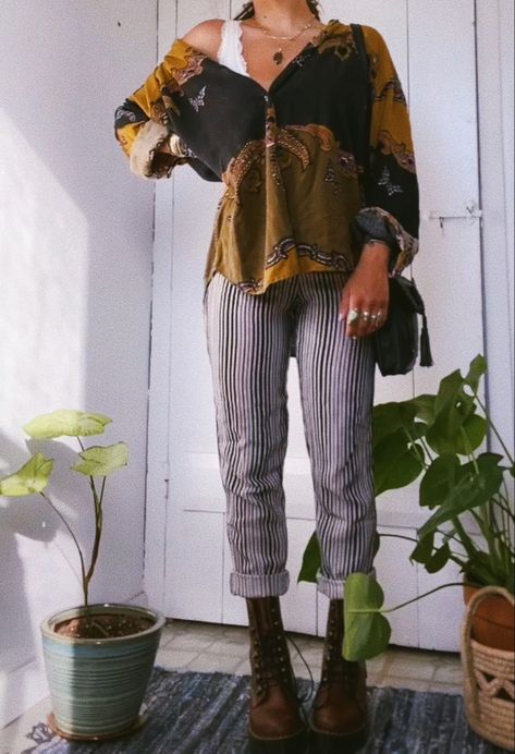 Boho Chic Edgy outfit, Dr. Martens, Thrift Casual Fall Outfits Alternative, Edgy Hippy Outfits, Gen Z Boho Fashion, Bohemian Tomboy Style, Hipster Boho Outfits, Boho Academia Fashion, Bohemian Punk Outfits, Thrifty Boho Outfits, Dark Boho Outfits Casual