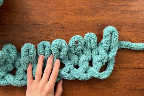 How to Finger Knit a Chunky Blanket Fast! (for Beginners) Finger Blanket, Finger Knitting For Beginners, Knit A Chunky Blanket, Diy Chunky Knit Blanket, How To Finger Knit, Finger Knitting Blankets, Thick Yarn Blanket, Chunky Blanket Diy, Chunky Blanket Pattern