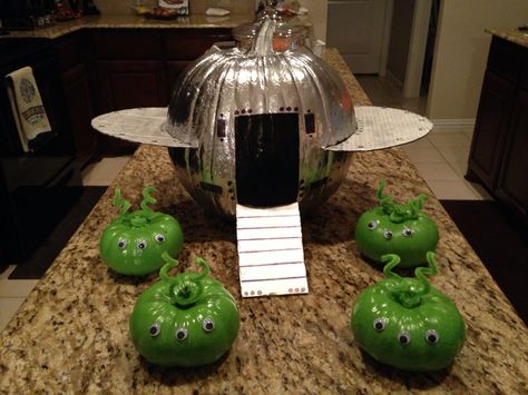 Spaceship and aliens pumpkin decorating. No carve. Spaceship Pumpkin Decorating, Spaceship Pumpkin, Pumpkin Decorating No Carve, Ufo Pumpkin, Alien Pumpkin, Halloween Pumpkin Crafts, Creative Pumpkin Decorating, Contest Ideas, Alien Halloween