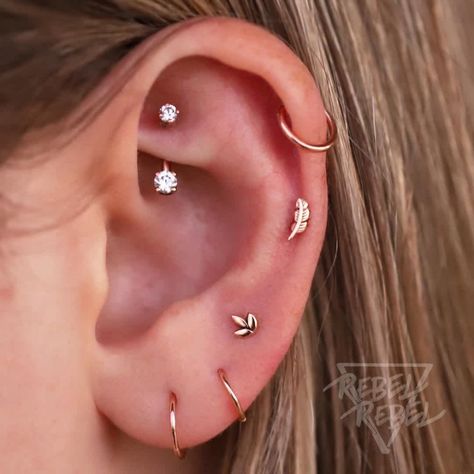 Ear Scape, Ušný Piercing, Different Piercings, Ear Piercing Combinations, Piercings Bonitos, Different Ear Piercings, Ear Peircings, Cool Ear Piercings, Pretty Ear Piercings