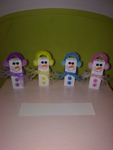 Jenga Block Snowman, Block Snowman, Xmas Crafts Kids, Snowman Blocks, Christmas Fair Ideas, Christmas Party Crafts, Dollar Store Christmas Crafts, Jenga Blocks, Crochet Monkey