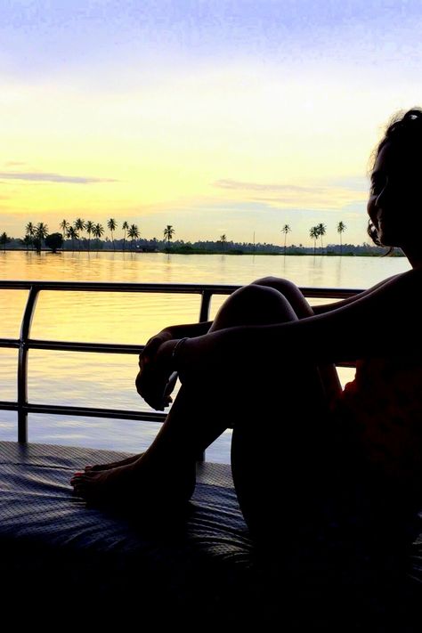 Sunset in Kerala from a houseboat. Click through to post for more photos. Kerala House Boat Photography, Boat House Photoshoot Kerala, Photo Poses In House Boat, Houseboat Photography Poses, Houseboat Aesthetic, House Boat Kerala, Alleppey Kerala, Kerala Trip, Boat Photoshoot