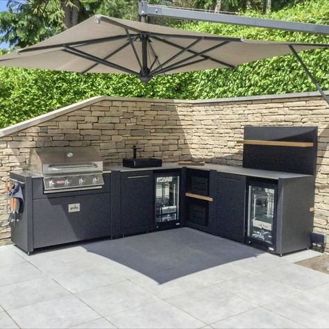 Outdoor kitchen project in Dorset
This beautiful L shaped Vantage outdoor kitchen has been created to optimise outdoor socialising. Complete with 2 fridges and the bull BBQ, together with a built-in sink, the chef can cook and entertain in all in one space. L Shape Grill Station, Bbq Guys Outdoor Kitchen, L Shaped Outdoor Kitchen, Second Kitchen, Small Bbq, Covered Outdoor Kitchens, Small Outdoor Kitchen, Small Outdoor Kitchens, Bbq Bar