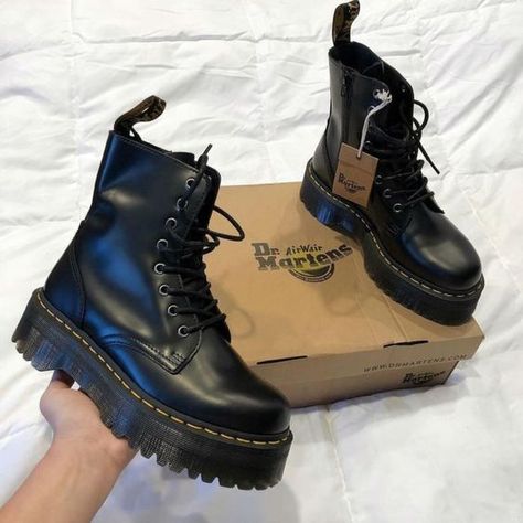 Sepatu Air Jordan, Stile Kylie Jenner, Jadon Boots, Dr Shoes, Alternative Clothing, Hype Shoes, Shoe Inspo, Aesthetic Shoes, Swag Shoes