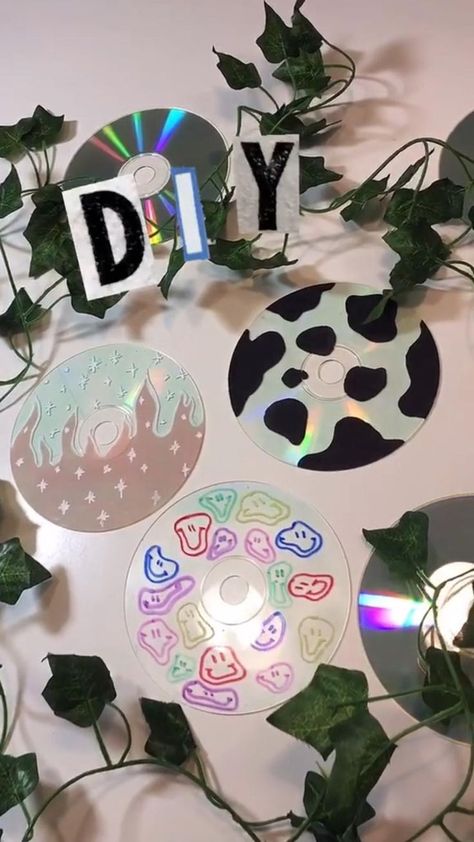 DIY Indie Room wall decor 📀💿📀 | Pinterest Diy Teen Crafts, Diy Ideas For Bedrooms, Diy Cds Ideas, Paint Cds, Indie Room Wall, Indie Room Wall Decor, Tiktok Crafts, Room Decorations Diy, Painted Cds