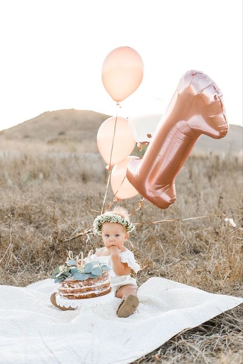 Smashcake 1st Birthdays Photoshoot, 1year Baby Girl Photoshooting Ideas, 1st Birthday Girl Photoshooting, Cake Ideas For 1st Birthday, Ideas For 1st Birthday, Creative Cake Designs, Smash Cake Ideas, Photo Bb, Baby Photoshoot Ideas