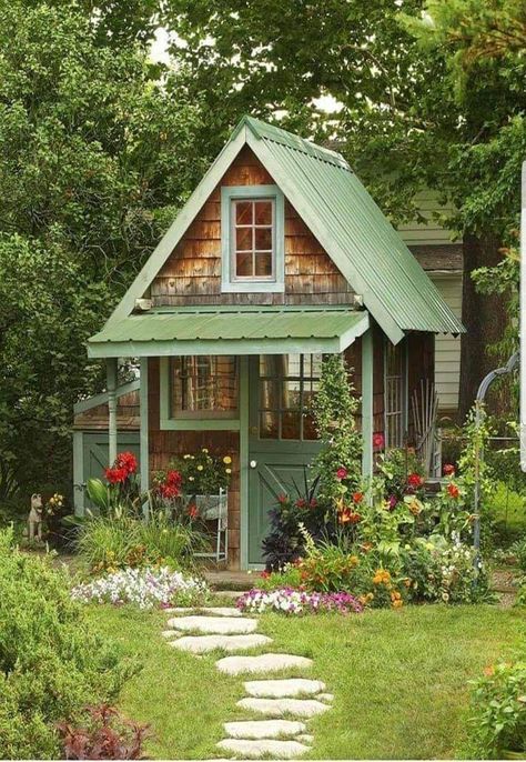 Labas Ng Bahay, Cottagecore Life, Small Cabins, Small Cottage House Plans, Small Cottage Homes, Mountain Cottage, A Small House, Cottage Exterior, Cabin House Plans