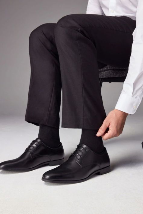 Discover why loafers and Oxford shoes are must-haves in men's fashion. Our blog explores the key differences, focusing on the unique aspects of each style. Whether you prefer the easygoing nature of loafers or the polished look of oxfords, we help you make an informed choice. Learn more at flopinstyle.com Black Oxford Shoes Outfit Men, Derby Shoes Men's Outfit, Black Oxford Shoes Outfit, Oxford Shoes Outfit Men, Mens Jeans Fit, Oxford Shoes Style, Oxford Shoes Outfit, Black Oxford Shoes, Man Dressing Style