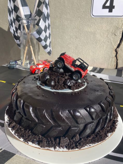 Monster Truck Tire Cake, Jeep Cake Ideas Birthdays, Four Wheeler Birthday Cake, Tire Cake No Fondant, Jeep Cake Ideas, Tire Cookies, Off Road Cake, Tire Birthday Cake, Chocolate Cake With Fondant