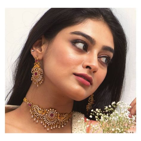 Small Choker Necklace Indian Gold, Mangalsutra Ideas, Bahu Begum, Indian Brides Jewelry, Gold Jewellery India, Jewellery Choker, Ruby Jewelry Necklaces, Ethnic Wears, Choker Jewellery