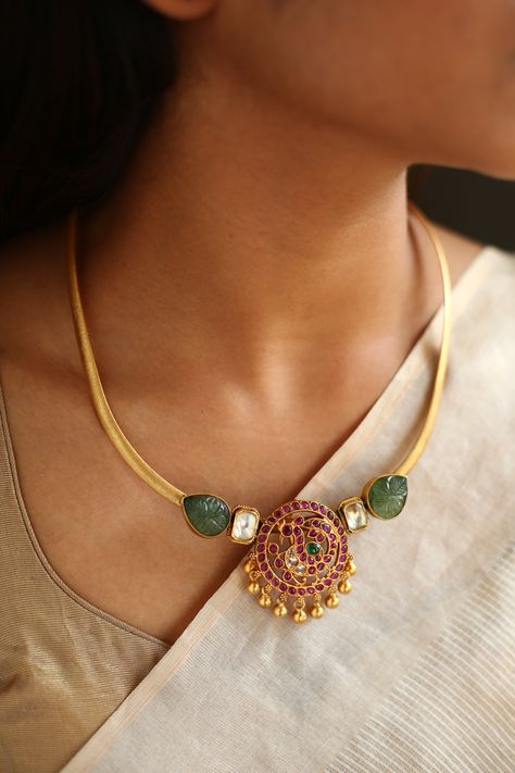 Kerala Necklace, Kerala Jewellery, Coral Jewelry Set, Classic Jewellery, Gold Pendent, Fashion Figure, Antique Jewellery Designs, Gold Bridal Jewellery Sets, Ear Pins