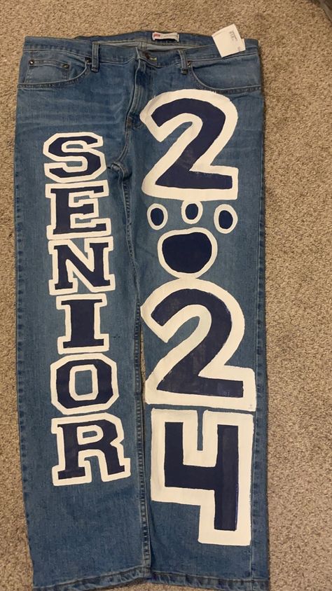 Spirt Jeans, Senior Jeans Ideas High Schools, Senior Pants High Schools, Senior Year Checklist, Decorating Jeans, Hoco Pants, Homecoming Jeans Ideas, Senior Clothes, Homecoming Jeans