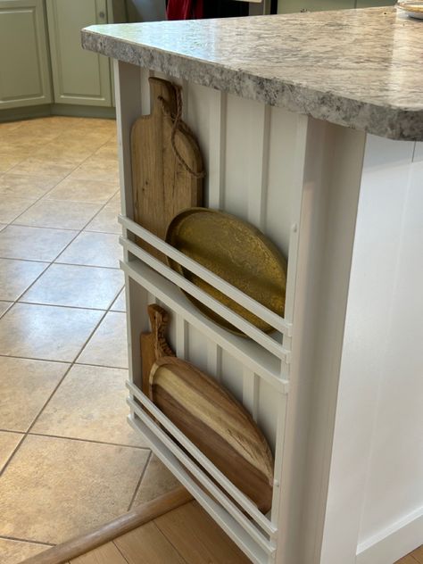 Tony Home Storage Ideas, End Of Cabinets Ideas, Chopping Board Storage Ideas, Dish Display Rack, Kitchen Storage Shelf Ideas, Kitchen Cabinet End Ideas, Farmhouse Kitchen Organization Ideas, End Of Island Ideas, Cabinet End Ideas