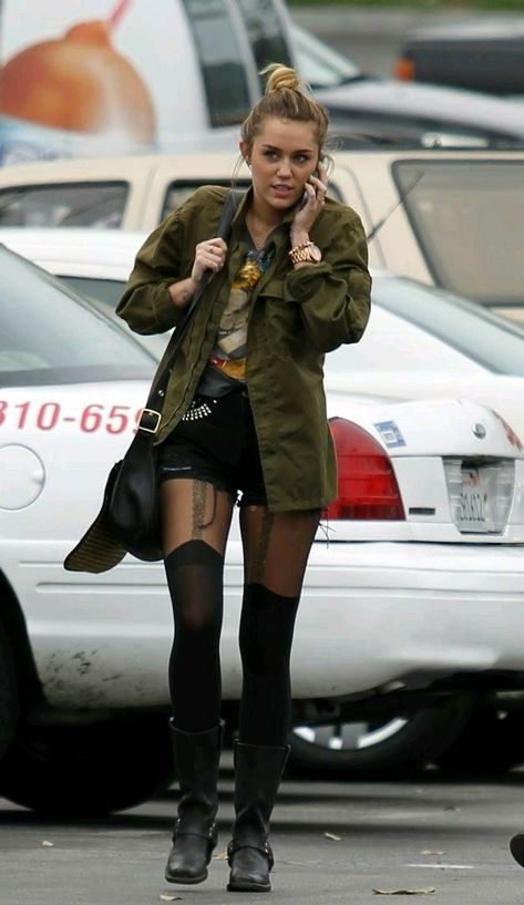 Miley Cyrus Street Style, Miley Cyrus Outfit, Miley Cyrus Style, Olsen Twins, Hannah Montana, Celebrity Street Style, Dakota Johnson, Trend Fashion, Disney Channel