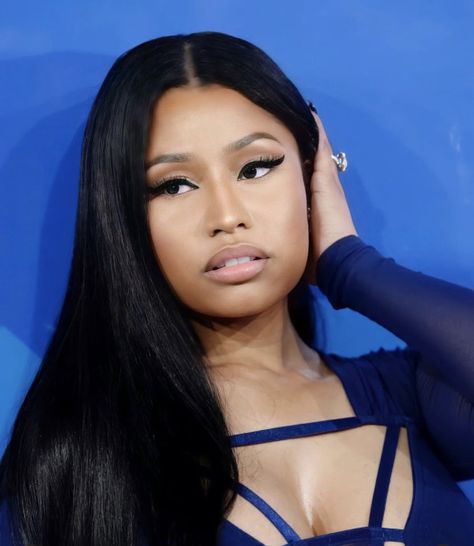 2015 Nicki Minaj, Nicki Minaj Eyeliner, Nicki Minaj Makeup Looks, Nicki Minaj Black Hair, Young Nicki Minaj, Nicki Lewinsky, Nicki Minaj Blue, Nicki Minaj Makeup, Nikki Manaj