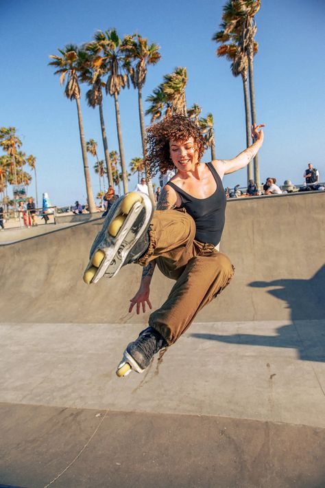 1990s Trends, Skater Poses, Roller Skaters, Inline Skate, Female Pose Reference, Human Reference, Body Reference Poses, 캐릭터 드로잉, Inline Skating