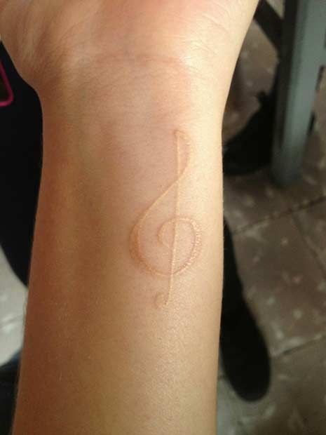 White inked treble clef tattoo on the wrist | www.otziapp.com Small White Tattoos, Treble Clef Tattoo, White Ink Tattoos, Wörter Tattoos, Literary Tattoos, White Tattoos, White Ink Tattoo, Music Tattoo Designs, Triangle Tattoos