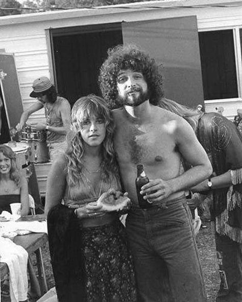 Stevie Nicks and Lindsey Buckingham at a party together, 1970s. Lindsey Buckingham, Popular Bands, Famous Photos, Farrah Fawcett, Rock Legends, Fleetwood Mac, Stevie Nicks, The Past, Hollywood